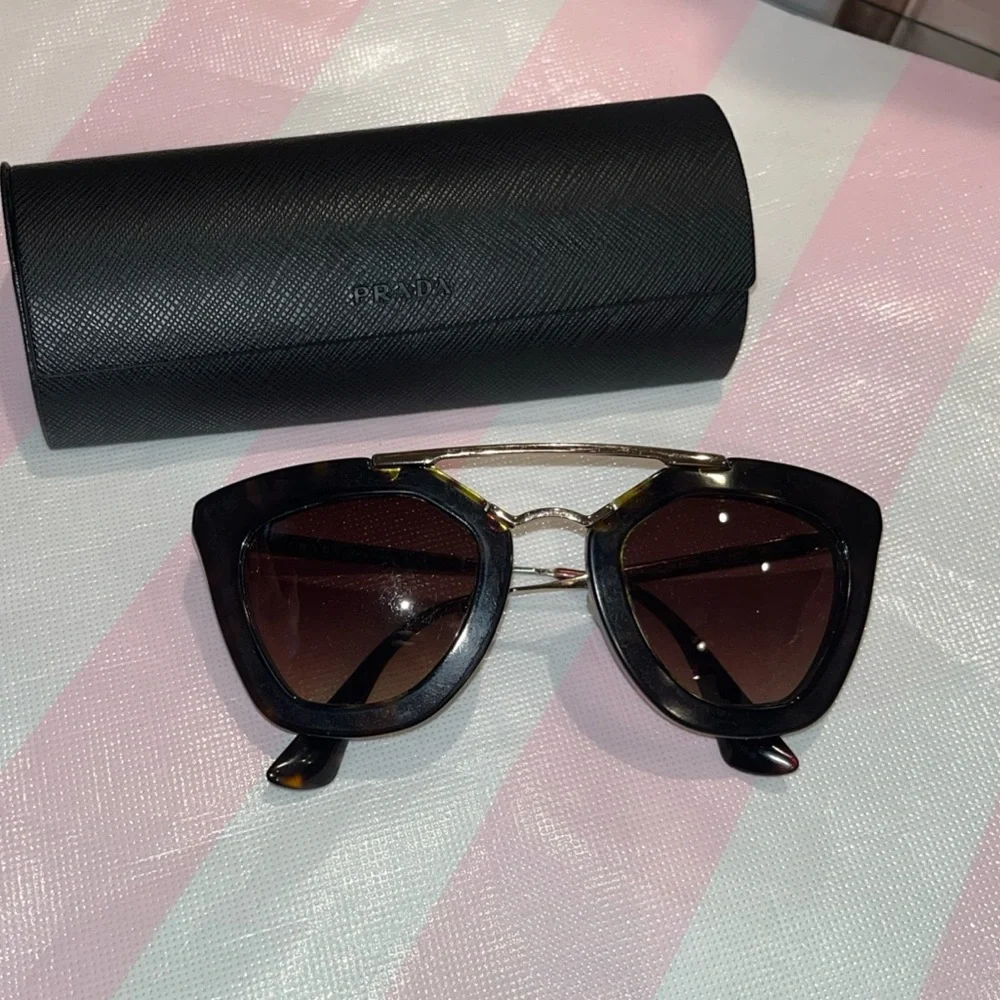 Prada cat eye Gradient Sunglasses SPR09Q authentic excellent condition w/ case
